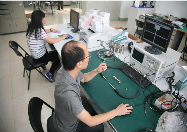 日前，我國研制出一種耐高溫、密封型射頻同軸電纜組件，它在耐受高溫環(huán)境的同時還具有較好密封性能，裝配簡單、結(jié)構(gòu)可靠。該組件將應(yīng)用于航空、航天、高能物理、量子通信行業(yè)，為國家重大專項(xiàng)建設(shè)提供保障