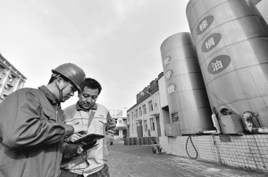 山東淄博供電公司服務(wù)人員為一家食品企業(yè)現(xiàn)場(chǎng)辦理用電增容業(yè)務(wù)。遠(yuǎn)德亮 攝有沒(méi)有哪一種服務(wù)，以客戶“最多跑一次”為目標(biāo)?乘著互聯(lián)網(wǎng)時(shí)代的東風(fēng)，國(guó)家電網(wǎng)經(jīng)營(yíng)區(qū)域內(nèi)許多地方的供電服務(wù)已經(jīng)可以達(dá)到這一標(biāo)準(zhǔn)