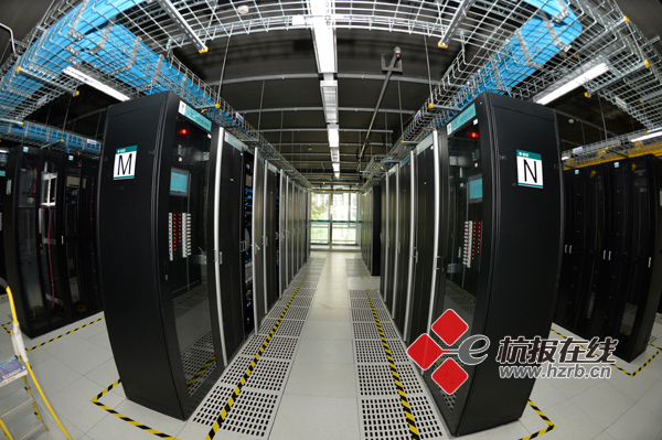 你還在為面對機(jī)房里“錯綜復(fù)雜”的線纜苦惱么？你還在為找不到故障點(diǎn)而欲哭無淚么？真正標(biāo)準(zhǔn)化機(jī)房長啥樣？去浙江杭州新電力調(diào)度大樓通信機(jī)房看一看人家的機(jī)房是怎么布置的吧。全景圖網(wǎng)配屏拐彎走線網(wǎng)線上走線像高速公路一樣的網(wǎng)線上走線整齊劃一的通信屏杭州新電力調(diào)度大樓通信機(jī)房是2016年7月正式啟用的，這個真正的標(biāo)準(zhǔn)化機(jī)房，能解決運(yùn)維人員的一大堆煩惱