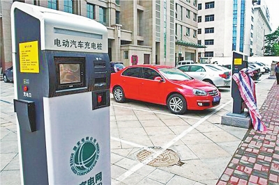 我國(guó)“雙積分”實(shí)施在即，并在研究制定燃油汽車停售時(shí)間表……最近一段時(shí)間，喧囂塵上的各路消息都明確了一點(diǎn)，放棄傳統(tǒng)燃油汽車已只是時(shí)間問(wèn)題，取而代之的將是電力驅(qū)動(dòng)的新能源汽車。這一利好消息也帶動(dòng)了與新能源汽車相關(guān)的配套行業(yè)，尤其是充電樁市場(chǎng)迎來(lái)了一片火熱