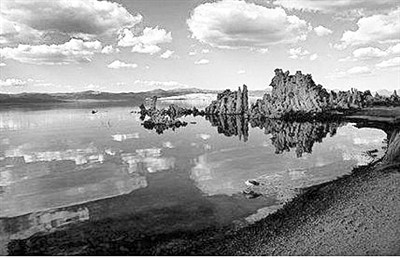 
            	地球的水分蒸發(fā)消耗了其表面吸收的近一半的太陽能。圖片來自網(wǎng)絡(luò)據(jù)英國《自然?通訊》雜志25日在線發(fā)表的最新能源研究報告稱，天然水分蒸發(fā)代表了另一種前景可觀的可再生能源來源