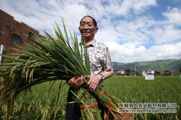 
            	近日，在2017年國家水稻新品種與新技術(shù)展示現(xiàn)場觀摩會（以下簡稱“雙新會”）上，袁隆平宣布了一項(xiàng)重大成果：“近期我們在水稻育種上有了一個突破性技術(shù)，可以把親本中的含鎘或者吸鎘的基因‘敲掉’，親本干凈了，種子自然就干凈了”。什么是鎘污染！鎘，是一種毒性很重的重金屬元素，其化合物也大多屬于毒性需要物質(zhì)