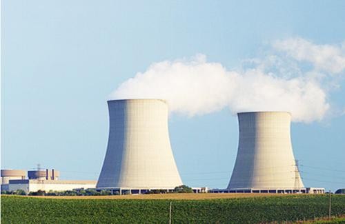 
            	9月26日上午，中國核電（601985）控股的江蘇連云港田灣核電站5號機組順利實現(xiàn)反應(yīng)堆穹頂?shù)跹b一級里程碑節(jié)點，標志著該機組由土建全面轉(zhuǎn)入安裝階段。資料顯示，田灣核電站5號機組2015年12月27日正式開工建設(shè)，田灣核電基地規(guī)劃建設(shè)8臺百萬千瓦級壓水堆核電機組，其中田灣核電站擴建工程5、6機組計劃分別于2020年12月和2021年10月投入商業(yè)運行