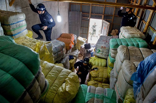 
            	英媒稱，三個(gè)月前，中國政府決定禁止進(jìn)口24種廢料，以打擊“洋垃圾”的問題。據(jù)英國廣播公司網(wǎng)站10月20日?qǐng)?bào)道，此前，中國的廢料回收公司每年都從其他國家進(jìn)口上百萬公噸的廢物，作循環(huán)再造之用