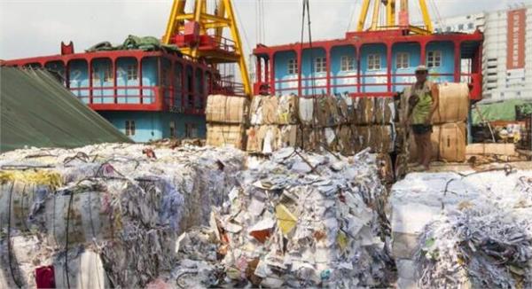 
            	三個(gè)月前，中國(guó)決定禁止24種不同等級(jí)的垃圾，作為反對(duì)進(jìn)口“洋垃圾”的一部分。到目前為止，中國(guó)每年進(jìn)口數(shù)百萬(wàn)噸世界廢物，為其回收行業(yè)提供材料