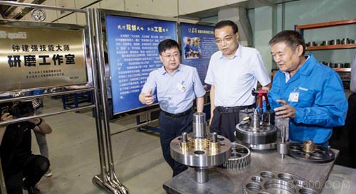 
                    
	7月10日，國務(wù)院總理李克強(qiáng)在秦川機(jī)床工具集團(tuán)考察，重點(diǎn)考察了精密磨齒機(jī)恒溫裝配車間和機(jī)器人減速器數(shù)字化車間。


	


	 


	秦川機(jī)床工具集團(tuán)股份公司董事長龍興元全程陪同總理參觀