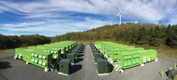 近日，國家五部委聯(lián)合發(fā)文《關于促進儲能技術與產(chǎn)業(yè)發(fā)展的指導意見》(以下簡稱《指導意見》)，為進一步加快儲能產(chǎn)業(yè)發(fā)展，發(fā)改委表示，未來10年內將分兩個階段推進儲能產(chǎn)業(yè)發(fā)展的相關工作，第一階段(2017-2020)實現(xiàn)儲能由研發(fā)示范向商業(yè)化初期過渡;第二階段(2020-2025)實現(xiàn)商業(yè)化初期向規(guī)?；l(fā)展轉變。
儲能產(chǎn)業(yè)已位于臨界點，或將催生萬億級市場
《指導意見》指出，目前我國儲能技術總體處于從示范應用向商業(yè)化初期發(fā)展過渡的重要階段，已經(jīng)初步具備了產(chǎn)業(yè)化的基礎