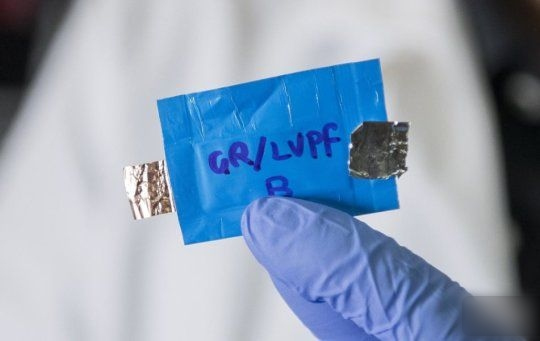 根據(jù)國外媒體報道，美國馬里蘭大學的一個華人科學家團隊最近研制出了一種基于水基電解液的新型鋰離子電池，該電池不僅在電壓上首次達到了筆記本電腦等家用電子產(chǎn)品所需要的標準，同時還能避免著火和爆炸的危險。
在現(xiàn)有的電子產(chǎn)品中，鋰離子電池都使用了非水性電解液