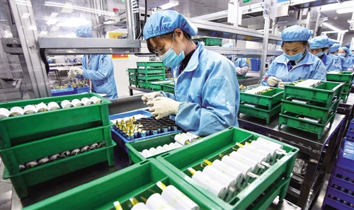 
11月7日，江西新余市渝水區(qū)江西佳沃新能源有限公司員工在生產(chǎn)車間組裝鋰電池組件。
近年來，新余市搶抓新能源產(chǎn)業(yè)發(fā)展機遇，大力發(fā)展鋰電產(chǎn)業(yè)，已基本打通了鋰礦原料至鋰離子電池生產(chǎn)環(huán)節(jié)，形成了鋰鹽、正負極材料、電解液、隔膜、外殼、鋰電池和廢舊鋰電池綜合回收等一條較完整的產(chǎn)業(yè)鏈