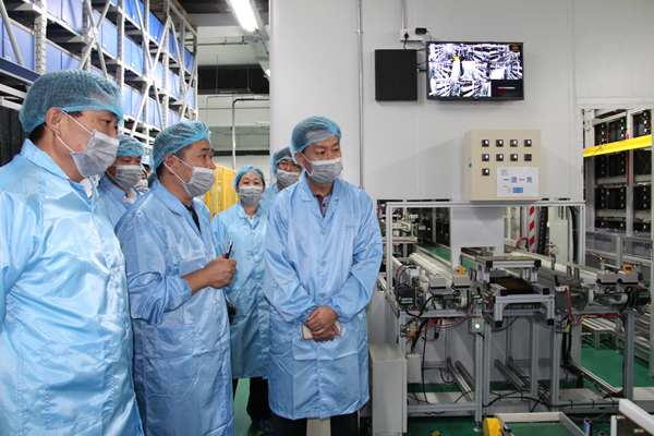 
	中國儲能網(wǎng)訊：在行業(yè)爆發(fā)之時(shí)，動(dòng)力電池“國家隊(duì)”也加入到募資熱潮內(nèi)。根據(jù)北交所企業(yè)增資版最新信息，國聯(lián)汽車動(dòng)力電池研究院有限責(zé)任公司（以下簡稱“國聯(lián)研究院”）擬募集資金總額不超過53937萬元，對應(yīng)持股比例 30.47%