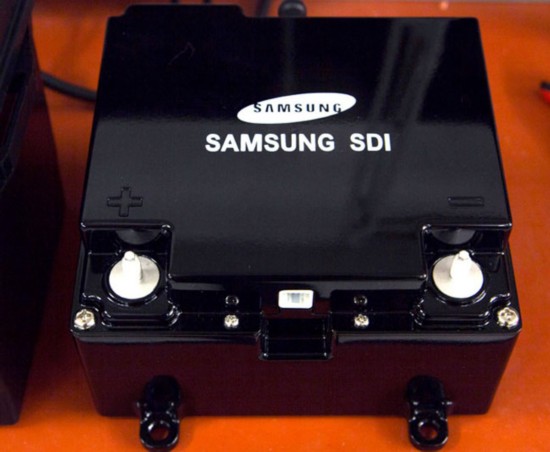 
	中國(guó)儲(chǔ)能網(wǎng)訊：據(jù)《日本經(jīng)濟(jì)新聞》11月10日?qǐng)?bào)道，韓國(guó)三星電子將開(kāi)發(fā)面向純電動(dòng)汽車(chē)(EV)的第三代充電電池。一次充電的續(xù)航距離將達(dá)到目前純電動(dòng)汽車(chē)用鋰離子電池(以下簡(jiǎn)稱(chēng)：鋰電池)的近2倍，計(jì)劃以此來(lái)對(duì)抗在純電動(dòng)汽車(chē)用第二代充電電池開(kāi)發(fā)上先行一步的豐田汽車(chē)