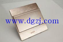 
        	認(rèn)識單控開關(guān)和雙控開關(guān)及三控開關(guān) 
單控開關(guān)在家庭電路中是最常見的，也就是一個開關(guān)控制一件或多件電器，根據(jù)所聯(lián)電器的數(shù)量又可以分為單控單聯(lián)、單控雙聯(lián)、單控三聯(lián)、單控四聯(lián)等多種形式。如：廚房使用單控單聯(lián)的開關(guān)，一個開關(guān)控制一組照明燈光；在客廳可能會安裝三個射燈，那么可以用一個單控三聯(lián)的開關(guān)來控制