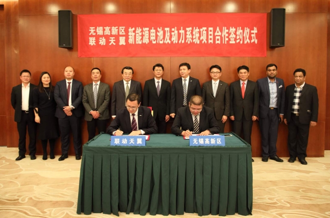 
(簽約現(xiàn)場(chǎng))
11月8日，無(wú)錫市高新區(qū)(新吳區(qū))人民政府與北京聯(lián)動(dòng)天翼科技股份有限公司(以下簡(jiǎn)稱：“聯(lián)動(dòng)天翼”)“新能源電池及動(dòng)力系統(tǒng)項(xiàng)目合作簽約儀式”在無(wú)錫高新區(qū)政府舉行。聯(lián)動(dòng)天翼公司將聯(lián)合全球最優(yōu)秀的企業(yè)在無(wú)錫高新區(qū)建設(shè)一流的研發(fā)中心和先進(jìn)的生產(chǎn)基地，主要涉及電池和模組、EV動(dòng)力系統(tǒng)、儲(chǔ)能系統(tǒng)的研發(fā)、制造項(xiàng)目