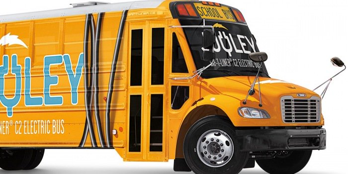 據(jù)外媒11月9日?qǐng)?bào)道，戴姆勒集團(tuán)在美國(guó)發(fā)布了其第一款純電動(dòng)校車Saf-T-Liner C2(特別命名為Jouley)。Jouley外觀上類似傳統(tǒng)的柴油公交車，實(shí)際上配備了160千瓦時(shí)的電池組，能坐下81名兒童并支持99英里(159公里)的續(xù)航里程，更換更大的電池組可支持長(zhǎng)途運(yùn)輸