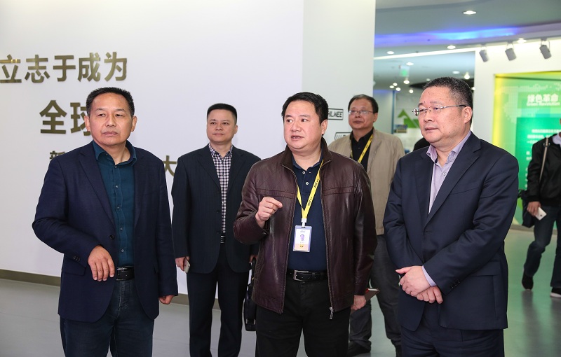 “技術(shù)先進(jìn)、管理先進(jìn)、文化底蘊(yùn)非常超前”。11月10日，浙江師范大學(xué)校長(zhǎng)鄭孟狀一行走訪超威集團(tuán)時(shí)豎起大拇指，高度評(píng)價(jià)了超威在科技創(chuàng)新、企業(yè)文化等方面取得的突出成果