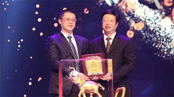 
	
今天上午，以“凝聚湖商力量、加快趕超發(fā)展”為主題的2017湖商發(fā)展大會在浙江湖州隆重舉行，浙江省人民政府副省長梁黎明，中共湖州市委書記陳偉俊出席會議，湖州市委副書記、市長錢三雄主持會議。會上，超威集團(tuán)榮獲金象企業(yè)大獎，周明明董事長從錢三雄市長手中接過金象獎杯和獎牌