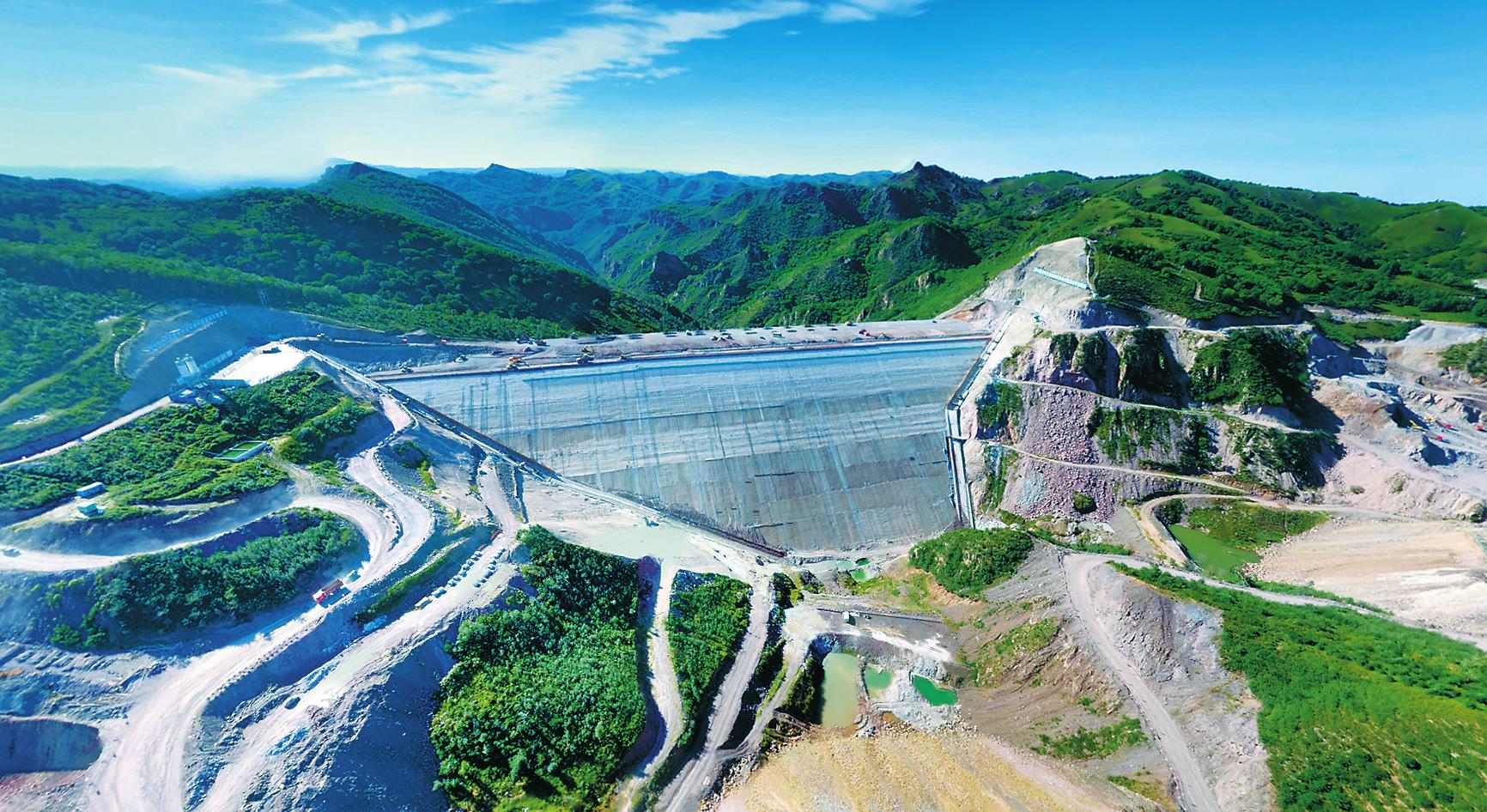 
	中國儲能網(wǎng)訊：10月26日，世界裝機(jī)容量最大的抽水蓄能電站———河北豐寧抽水蓄能電站（簡稱“豐寧項(xiàng)目”）上水庫大壩完成填筑封頂，工程建設(shè)隨之轉(zhuǎn)序進(jìn)入大壩混凝土面板施工。豐寧項(xiàng)目的建設(shè)不僅是中國葛洲壩集團(tuán)第二工程有限公司（簡稱“葛洲壩二公司”）保障京津及冀北電網(wǎng)安全的精彩實(shí)踐，也是該公司懷揣“創(chuàng)國家優(yōu)質(zhì)工程，建美好綠色家園”的初心與情懷，突出項(xiàng)目管理核心，以標(biāo)準(zhǔn)化建設(shè)為抓手、以管理創(chuàng)新為突破口，傾力打造精品工程的價(jià)值所在