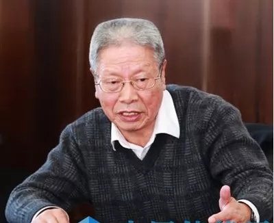 
	中國(guó)儲(chǔ)能網(wǎng)訊：衣寶廉，中國(guó)工程院院士、燃料電池專家 。現(xiàn)任中國(guó)科學(xué)院大連化學(xué)物理研究所研究員，大連交通大學(xué)環(huán)境與化學(xué)工程學(xué)院特聘教授 ， 燃料電池工程中心總工程師，大連新源動(dòng)力股份有限公司董事長(zhǎng)，國(guó)家863《電動(dòng)汽車重大專項(xiàng)》專家組成員和燃料電池發(fā)動(dòng)機(jī)責(zé)任專家，廣東省燃料電池技術(shù)重點(diǎn)實(shí)驗(yàn)室第二屆學(xué)術(shù)委員會(huì)主任 