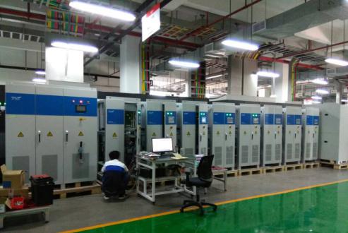 
	中國(guó)儲(chǔ)能網(wǎng)訊：在儲(chǔ)能的調(diào)峰調(diào)頻、消納可再生能源、構(gòu)建能源互聯(lián)網(wǎng)等方面的應(yīng)用價(jià)值獲認(rèn)可后，國(guó)家首個(gè)儲(chǔ)能產(chǎn)業(yè)發(fā)展指導(dǎo)性政策提出，未來(lái)的重點(diǎn)任務(wù)包括集中攻關(guān)一批具有關(guān)鍵核心意義的儲(chǔ)能技術(shù)、支持微電網(wǎng)和離網(wǎng)地區(qū)配置儲(chǔ)能。在儲(chǔ)能先進(jìn)技術(shù)儲(chǔ)備上，科華恒盛處于業(yè)界領(lǐng)先地位，自主承建的微網(wǎng)系統(tǒng)已具備10MW以上的多機(jī)并聯(lián)能力，同時(shí)突破了百M(fèi)W不同功率的儲(chǔ)能變流器(PCS)并聯(lián)運(yùn)行技術(shù)，可滿(mǎn)足大規(guī)模微電網(wǎng)的應(yīng)用需求