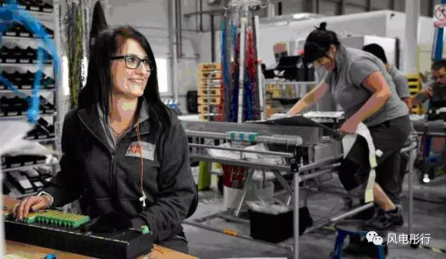 
	
	
		 
	



	KK工程師正在做電池與風(fēng)機(jī)控制系統(tǒng)匹配工作


	中國(guó)儲(chǔ)能網(wǎng)訊：當(dāng)風(fēng)電彤行公眾號(hào)發(fā)過(guò)一篇GE關(guān)于風(fēng)機(jī)儲(chǔ)能文章后，該方面的內(nèi)容受到多方面的關(guān)注、提出質(zhì)疑，作者看過(guò)幾篇關(guān)于風(fēng)電場(chǎng)配儲(chǔ)能設(shè)備的新聞，中外的新聞都有，可以看出風(fēng)電盆友都很關(guān)心此方面的內(nèi)容和進(jìn)展。下面我們要將講述的最新的進(jìn)展，丹麥的一個(gè)由風(fēng)機(jī)主機(jī)商、風(fēng)電電氣系統(tǒng)開發(fā)公司還有大學(xué)組成的項(xiàng)目組開發(fā)風(fēng)電機(jī)組儲(chǔ)能方面的情況通報(bào)，以期滿足我們盆友的好奇心！


	丹麥風(fēng)電系統(tǒng)開發(fā)商KK公司正在計(jì)劃通過(guò)采用風(fēng)機(jī)電池方案使得