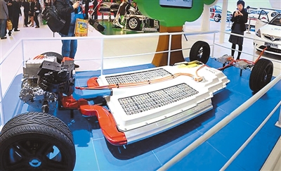 
	中國(guó)儲(chǔ)能網(wǎng)訊：和傳統(tǒng)的燃油汽車相比，使用可充電電池的新能源純電動(dòng)汽車，它的一大優(yōu)勢(shì)便是節(jié)能環(huán)保，但是現(xiàn)在市面上的純電動(dòng)車不僅種類少、售價(jià)高，續(xù)航里程也短，通常不到300公里。如果在高速路上要充電，但一時(shí)半會(huì)兒找不到充電樁，那就麻煩了