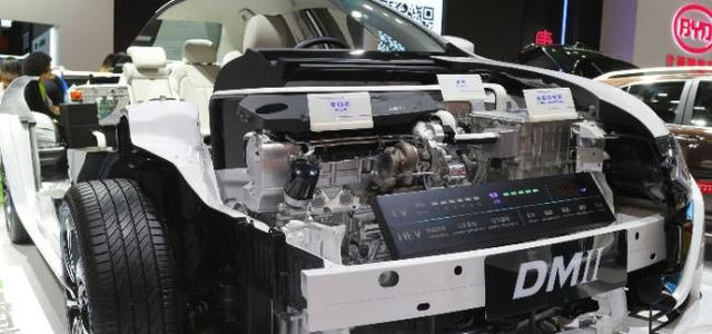 
	中國(guó)儲(chǔ)能網(wǎng)訊：比亞迪即將進(jìn)行一次深刻的變革。11月18日，在比亞迪成立23周年之際，比亞迪董事長(zhǎng)王傳福在公司高管會(huì)議上提出了比亞迪未來(lái)一段時(shí)間的中長(zhǎng)期規(guī)劃