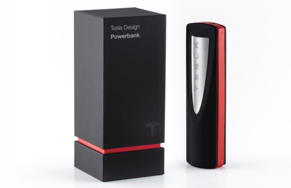 在特斯拉的發(fā)布會上，電動半掛卡車“Semi”和新款的電動跑車“Roadster”得到了極大的關(guān)注，尤其是電動半掛卡車“Semi”，相當(dāng)?shù)捏@艷。不過在發(fā)布會上，特斯拉還有一款新的小產(chǎn)品也登場了，那就是一款“超級充電樁”主題設(shè)計(jì)的移動電源