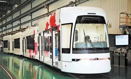 
	中國儲能網(wǎng)訊：11月16日，湖南省科技廳在株洲組織專家對由中車株洲電力機(jī)車有限公司牽頭，中車株洲電力機(jī)車研究所有限公司、中車株洲電機(jī)有限公司和中南大學(xué)共同承擔(dān)的湖南省科技重大專項(xiàng)“儲能式低地板有軌電車研制及示范”進(jìn)行了綜合驗(yàn)收。


	 


	儲能式低地板有軌電車項(xiàng)目自成功研制以來，實(shí)現(xiàn)了在儲能式低地板有軌電車領(lǐng)域的一系列技術(shù)創(chuàng)新，構(gòu)建了儲能式低地板有軌電車車輛設(shè)計(jì)、制造、試驗(yàn)平臺，突破了一系列關(guān)鍵技術(shù)，為快速實(shí)現(xiàn)儲能式低地板有軌電車產(chǎn)業(yè)化打下了堅(jiān)實(shí)的基礎(chǔ)