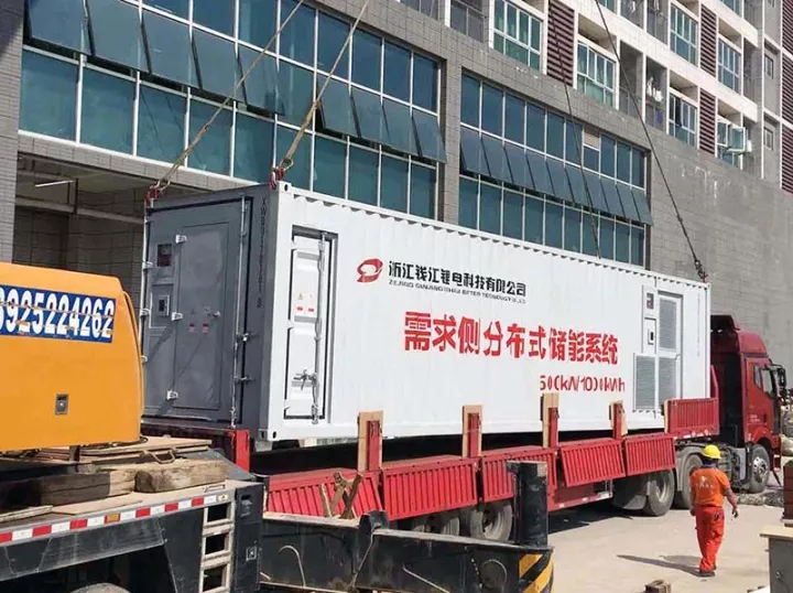 
	中國儲能網(wǎng)訊：2017年11月6日，由浙江錢江鋰電科技有限公司（以下簡稱“錢江鋰電”）和深圳市欣旺達(dá)綜合能源服務(wù)有限公司（以下簡稱“欣旺達(dá)綜合能源”）共同承建的“錢江鋰電500kW/1000kWh”集裝箱儲能系統(tǒng)順利完成，并在錢江鋰電現(xiàn)場進(jìn)行交付。該項(xiàng)目的建成投運(yùn)將成為錢江鋰電首個1MW儲能集裝箱落地項(xiàng)目在需求側(cè)的成功應(yīng)用