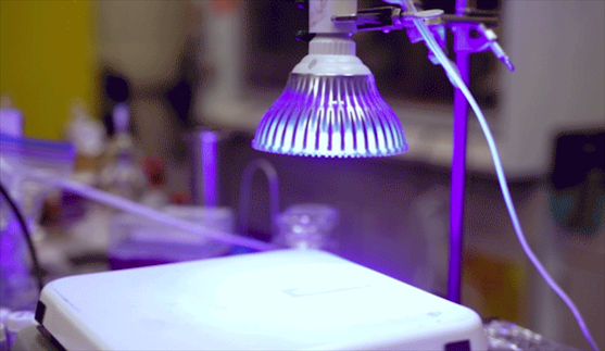 麻省理工學(xué)院(MIT)的研究人員發(fā)明了一種類似電池的系統(tǒng)，能夠儲存熱能并在需要時釋放熱量。這個系統(tǒng)的關(guān)鍵在于使用一種相變材料(PCM)