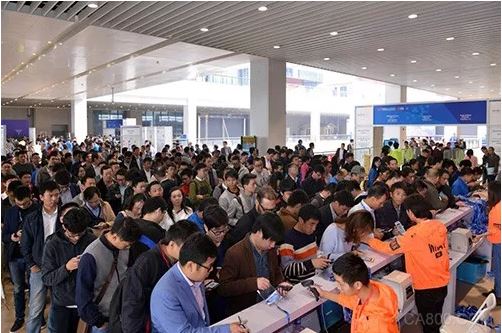 
                    
	11月11日下午，歷時(shí)5天、參展規(guī)模和專業(yè)觀眾數(shù)量均創(chuàng)歷史新高的第十九屆中國(guó)國(guó)際工業(yè)博覽會(huì)圓滿落幕。據(jù)大數(shù)據(jù)監(jiān)測(cè)平臺(tái)實(shí)時(shí)數(shù)據(jù)顯示，截至11日中午12：30，本屆中國(guó)工博會(huì)共吸引境內(nèi)外專業(yè)觀眾超16萬人次，較去年同期增長(zhǎng)近6.67%