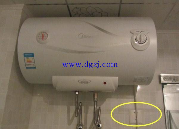 
        	電熱水器洗澡時(shí)需要斷電嗎 
很多人平時(shí)在家用電熱水器都是一直通電燒水，其實(shí)這樣做是很浪費(fèi)電費(fèi)的。因?yàn)殡姛崴鲀?nèi)部有一個(gè)恒溫控制器，一旦熱水器里的水加熱到提前設(shè)置好的溫度之后，電熱水器就不會(huì)再持續(xù)加熱了，則一直保持著保溫的狀態(tài)