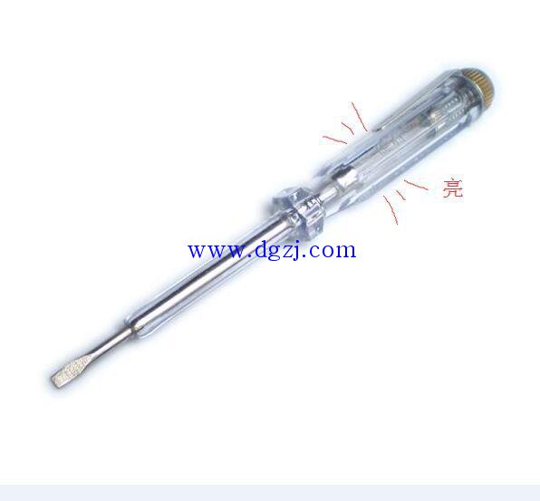 
        	如何區(qū)分火線零線地線_家庭火線零線地線怎么區(qū)分 
正常情況下黃色綠色紅色三種顏色是火線，藍(lán)色是地線，黃綠雙色是地線。 
無(wú)法區(qū)分顏色時(shí)得用電筆來(lái)區(qū)分；當(dāng)驗(yàn)電筆亮就是火線，不亮就是零線或地線