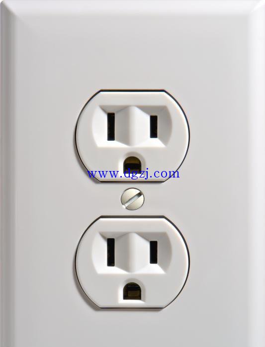 
        	美國(guó)的插座是兩個(gè)豎條，中間靠上一個(gè)圓的，如圖 
 
中國(guó)的插頭，如果是兩插，可以直接用。如果是三插就不能直接用了，就得買(mǎi)轉(zhuǎn)換接頭