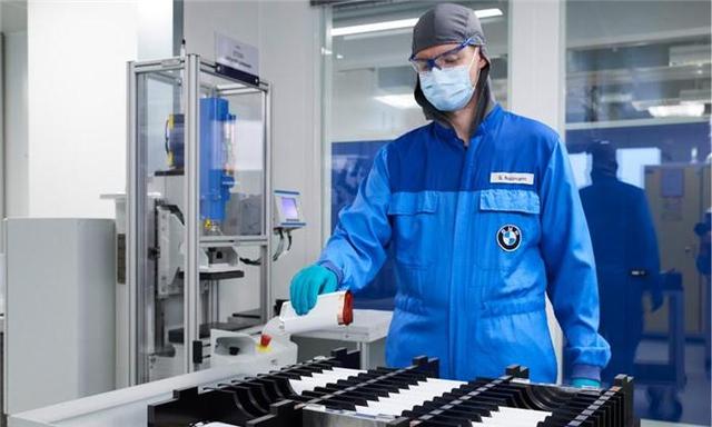 
	中國儲能網(wǎng)訊：據(jù)外媒報道，寶馬計(jì)劃未來4年在慕尼黑的一個電池研究中心投資2億歐元（約合2.37億美元）。寶馬董事會成員Oliver Zipse于上周五（2017.11.24）發(fā)表聲明稱，通過生產(chǎn)電池原型（battery-cell prototypes），我們可以分析并完全理解電池的價值創(chuàng)造程序