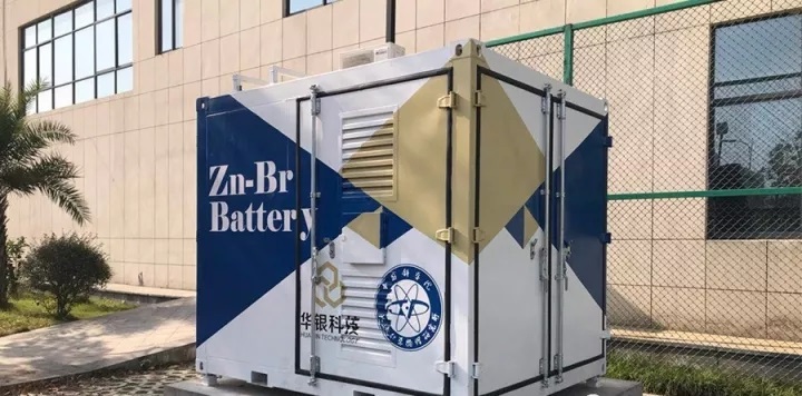
	
		中國儲能網(wǎng)訊：近日，由中科院大連化物所儲能技術(shù)研究部張華民研究員、李先鋒研究員領(lǐng)導(dǎo)的科研團(tuán)隊(duì)自主開發(fā)的國內(nèi)首套5kW/5kWh鋅溴單液流電池儲能示范系統(tǒng)在陜西省安康市華銀科技股份有限公司廠區(qū)內(nèi)投入運(yùn)行。該系統(tǒng)由一套電解液循環(huán)系統(tǒng)、4個獨(dú)立的kW級電堆以及與其配套的電力控制模塊組成，主要為公司研發(fā)中心大樓周圍路燈和景觀燈提供照明電，后期將配套光伏組成智能微網(wǎng)