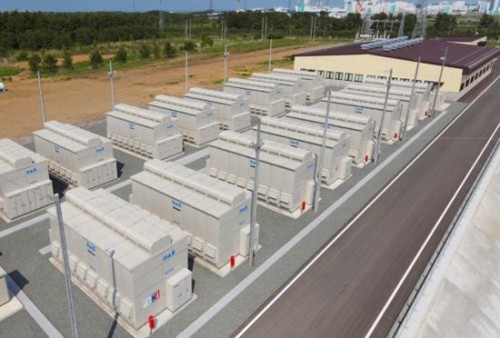 目前來看，儲能行業(yè)面臨著最大的三個方面的影響因素：技術(shù)問題、成本問題和政策設(shè)計(jì)下帶來的商業(yè)模式問題，說到底，能不能快速發(fā)展就是這三個方面。

前面兩個方面大家還是有比較明確和統(tǒng)一的判斷，按照技術(shù)進(jìn)步來看，業(yè)界對我們電池的技術(shù)進(jìn)步還是抱有非常樂觀的態(tài)度，日本綜合產(chǎn)業(yè)開發(fā)機(jī)構(gòu)和我們的汽車工程學(xué)會基本上都預(yù)測到2030年我們的電池單體能量密度可以達(dá)到500W/時/千克，美國能源部預(yù)測到2030年單體電池能量密度可以達(dá)到800W/時/千克