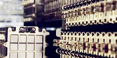 
	中國儲能網(wǎng)訊：不得不承認，近百年來，人類充分利用了偉大自然界的慷慨饋贈——化石能源，也正是化石能源用超凡脫俗的能量密度點燃了從工業(yè)文明到信息文明的燎原之火。以石油工業(yè)為依托的燃油車出色地解決了續(xù)航里程、綜合性能、燃料加注、基礎設施等實際問題，在技術日臻成熟、成本逐步降低的同時也形成了強大的路徑鎖定