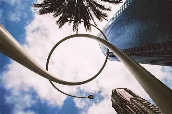 電動汽車已經(jīng)占據(jù)了很久的頭版頭條，但現(xiàn)在燃料電池也想來搶一個熱門——這非常合情合理，因為氫在可再生能源系統(tǒng)和未來的移動出行中將起到至關重要的作用。

	
2015年在巴黎召開的聯(lián)合國氣候大會(COP21)上，195個國家同意將全球變暖趨勢控制在2攝氏度以內(nèi)