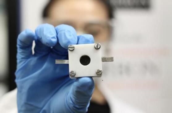 根據(jù) ZDNet 消息，悉尼大學(USyd) 和新加坡南洋理工大學的化學工程研究人員已經(jīng)開發(fā)出一種新電池技術——鋅空氣電池。研究人員認為它可以運用在電子產(chǎn)品之中，從而來代替鋰離子電池