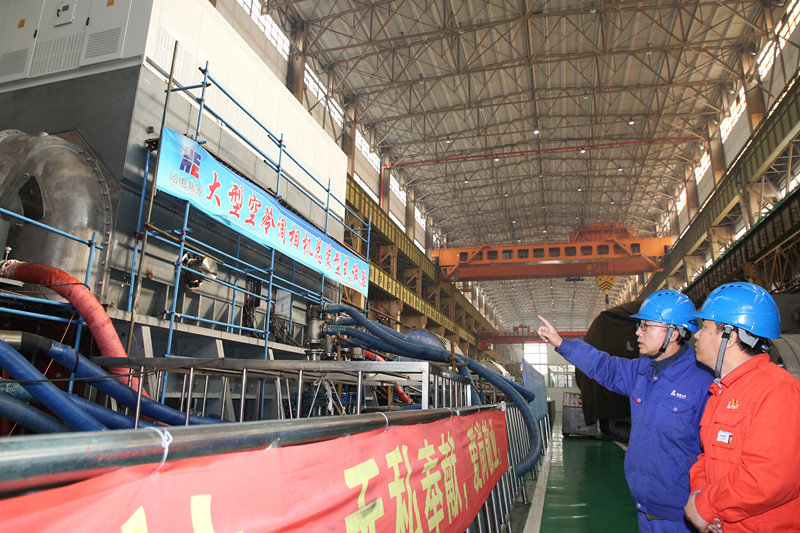 　　11月24日23時40分，世界首臺特高壓直流輸電全空冷300兆乏調(diào)相機(jī)在哈電集團(tuán)哈爾濱電機(jī)廠有限責(zé)任公司（下稱“哈電機(jī)”）完成全部制造及試驗過程?？傃b型式試驗和聯(lián)調(diào)并網(wǎng)試驗結(jié)果表明，其各方面參數(shù)、性能、指標(biāo)均滿足國家電網(wǎng)公司及設(shè)計方案要求，暫態(tài)運行指標(biāo)和過載能力表現(xiàn)卓越