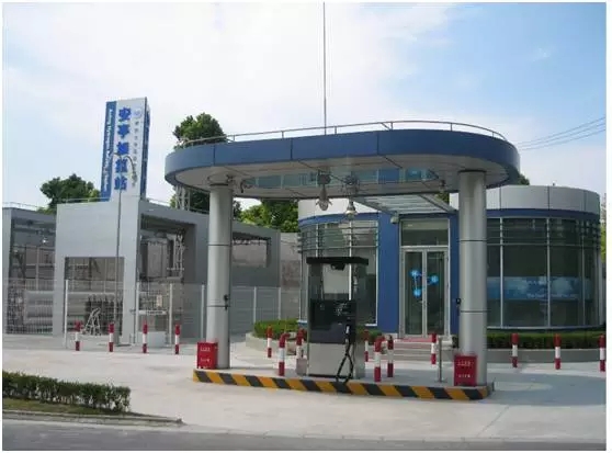 有人說(shuō)，未來(lái)新能源汽車(chē)三分天下，氫燃料電池必占其一。國(guó)家已經(jīng)決定大力扶持氫燃料電池產(chǎn)業(yè)，必將復(fù)制動(dòng)力鋰電池產(chǎn)業(yè)的繁榮路徑，甚至?xí)〈鷦?dòng)力鋰電池的地位