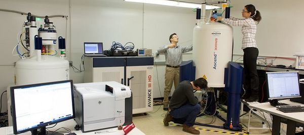 雖然我們隔三差五就能聽(tīng)到有關(guān)“電池技術(shù)突破”的新聞，但鋰離子電池依然是當(dāng)前使用最廣、綜合表現(xiàn)最佳的選擇。 不過(guò)最近，麻省理工博客里實(shí)驗(yàn)室和阿貢國(guó)家實(shí)驗(yàn)室的一支研究團(tuán)隊(duì)，已經(jīng)開(kāi)發(fā)出了一種新型固態(tài)材料