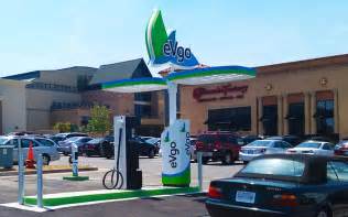 Navigant Research日前發(fā)布電動(dòng)汽車(chē)直流充電報(bào)告稱(chēng)，到2026年，全球電動(dòng)汽車(chē)直流充電樁銷(xiāo)量將突破70000個(gè)。

	
報(bào)告中認(rèn)為，全球直流快速充電已經(jīng)從電動(dòng)汽車(chē)充電市場(chǎng)的一個(gè)細(xì)分市場(chǎng)轉(zhuǎn)移到了具有相當(dāng)大的投資和動(dòng)力的市場(chǎng)領(lǐng)域