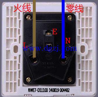 
        	三相電轉(zhuǎn)兩相電插座的接線方法 
架設(shè)電線時(shí)，都是采用的“三相四線”標(biāo)準(zhǔn)布線，通俗地說(shuō)就是：三根火線，一根零線；三根火線的電壓時(shí)380伏，用其中的任一根火線與零線搭配，就形成了220伏的電壓；我們家庭的大部分電器都是這樣連接的。 
如果要接220的電，一根線接三相電的其中一相，另一根接零線