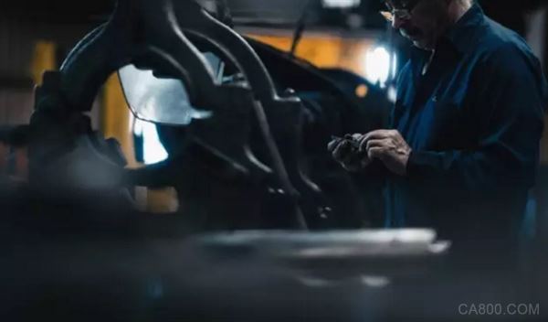 
                    
	中國制造業(yè)目前處于一種下跌趨勢，許多專家學(xué)者將其歸結(jié)為勞動(dòng)力成本增加，那與中國形成鮮明對比的，是勞動(dòng)力成本比美國還要高出20%-30%的德國和瑞士，卻占據(jù)著制造業(yè)的頂端，處于世界領(lǐng)先水平，那么，為何這兩個(gè)勞動(dòng)成本極高的國家能世界領(lǐng)先水平呢？下面帶來中國自動(dòng)化網(wǎng)的一些觀點(diǎn)。

01、高薪之下德國如何發(fā)展制造業(yè) 


	
 


	多年前曾有位美國學(xué)者做過一個(gè)對比，發(fā)現(xiàn)當(dāng)時(shí)中國工廠的工人薪資不足美國工人的1/20，同時(shí)生活成本是美國的一半