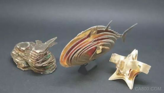 
                    
	軟體機(jī)器人 


	為了演示一種制造兼容、可控機(jī)器人結(jié)構(gòu)體的全新方法，研究人員構(gòu)建了一個(gè)能夠自主折疊的兔子、金槍魚和海星的3D模型。這些構(gòu)造物浸泡在熱水之后，會(huì)從平面形式上折疊起來