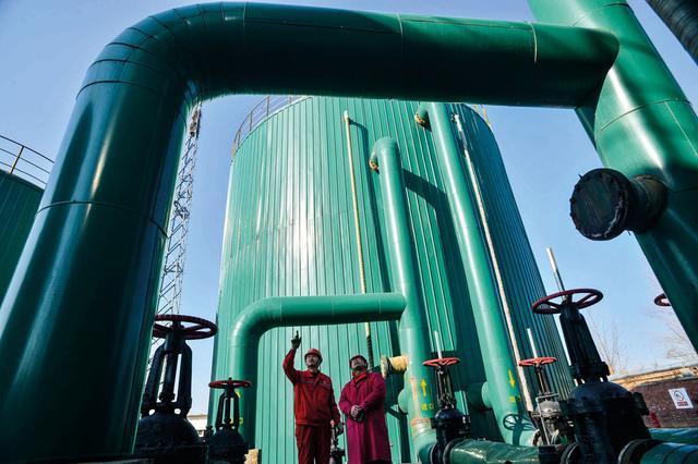 
	中國儲能網(wǎng)訊：“唱衰”化石能源、“唱衰”石油正在成為新的時尚，一會兒是更新的新能源“橫空出世”，號稱可以“秒殺”化石能源，一會兒是禁售燃油車之類的新聞鋪天蓋地，直接“釜底抽薪”??短短數(shù)年前人們還在擔(dān)憂石油枯竭的“后天”，如今卻在“豐裕石油”時代擔(dān)憂石油供應(yīng)過剩，甚至很快被替代。


	


	至今，人類已經(jīng)歷了兩次能源轉(zhuǎn)型，如今正在進(jìn)行從化石能源體系向新的能源體系邁進(jìn)的第三次能源轉(zhuǎn)型