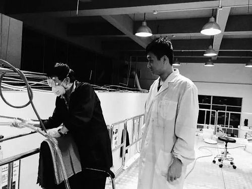 
	
郭守武(右)與研究人員正在通宵做實(shí)驗(yàn)。
“充電5分鐘，通話2小時”“隨取隨用，輕松出行”……隨著生活節(jié)奏的日益加快，人們開始對二次充電時長提出更高的要求，對有限時間內(nèi)效益最大化的期待，致使科研界和工業(yè)界一直在努力向著快充快放二次鋰離子電池方向努力