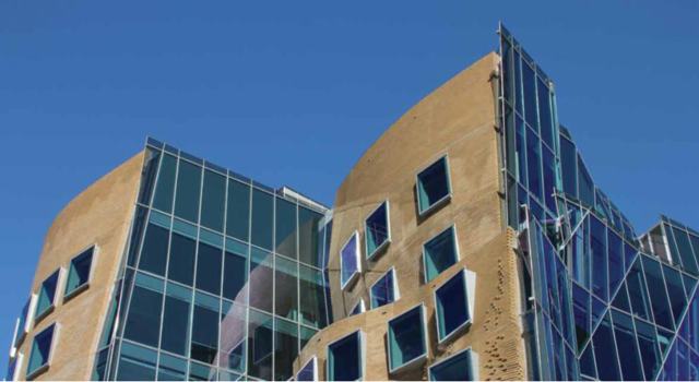 
	中國儲(chǔ)能網(wǎng)訊：微電網(wǎng)構(gòu)建分布式能源多樣化應(yīng)用場(chǎng)景 


	無論是在離岸的海島、偏遠(yuǎn)的邊疆無人地區(qū)，抑或是在人群密集的都市樓宇、社區(qū)、工廠，人們?cè)絹碓蕉嗟目吹椒植际侥茉磻?yīng)用的場(chǎng)景。例如，分布式光伏、風(fēng)力發(fā)電搭配柴油發(fā)電機(jī)組成的微電網(wǎng)，保障遙遠(yuǎn)小島上漁民的全部用能需求；又如，天然氣冷熱電三聯(lián)供（CCHP）、分布式可再生能源技術(shù)被集成到城市社區(qū)微電網(wǎng)系統(tǒng)中，為居民和企業(yè)提供本地生產(chǎn)的且經(jīng)濟(jì)高效的電力、熱水以及制冷服務(wù)